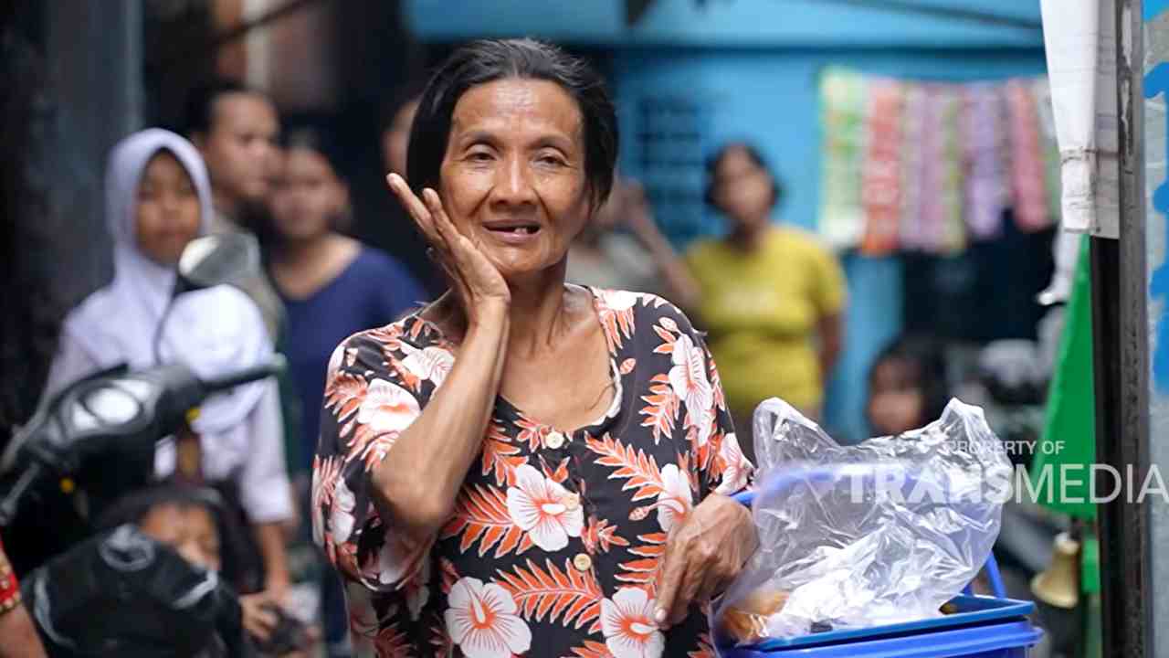 Ibu Yati Berkeliling Manjajakan Kue Demi Sesuap Nasi untuk Keluarga 