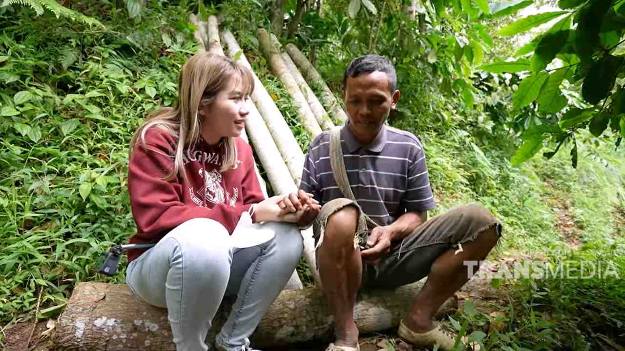 Pengangkut Kayu dengan Keterbatasa Fisik Pantang Menyerah