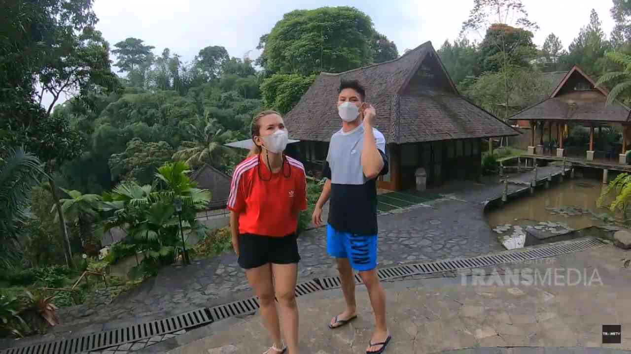 Celebrity on Vacation