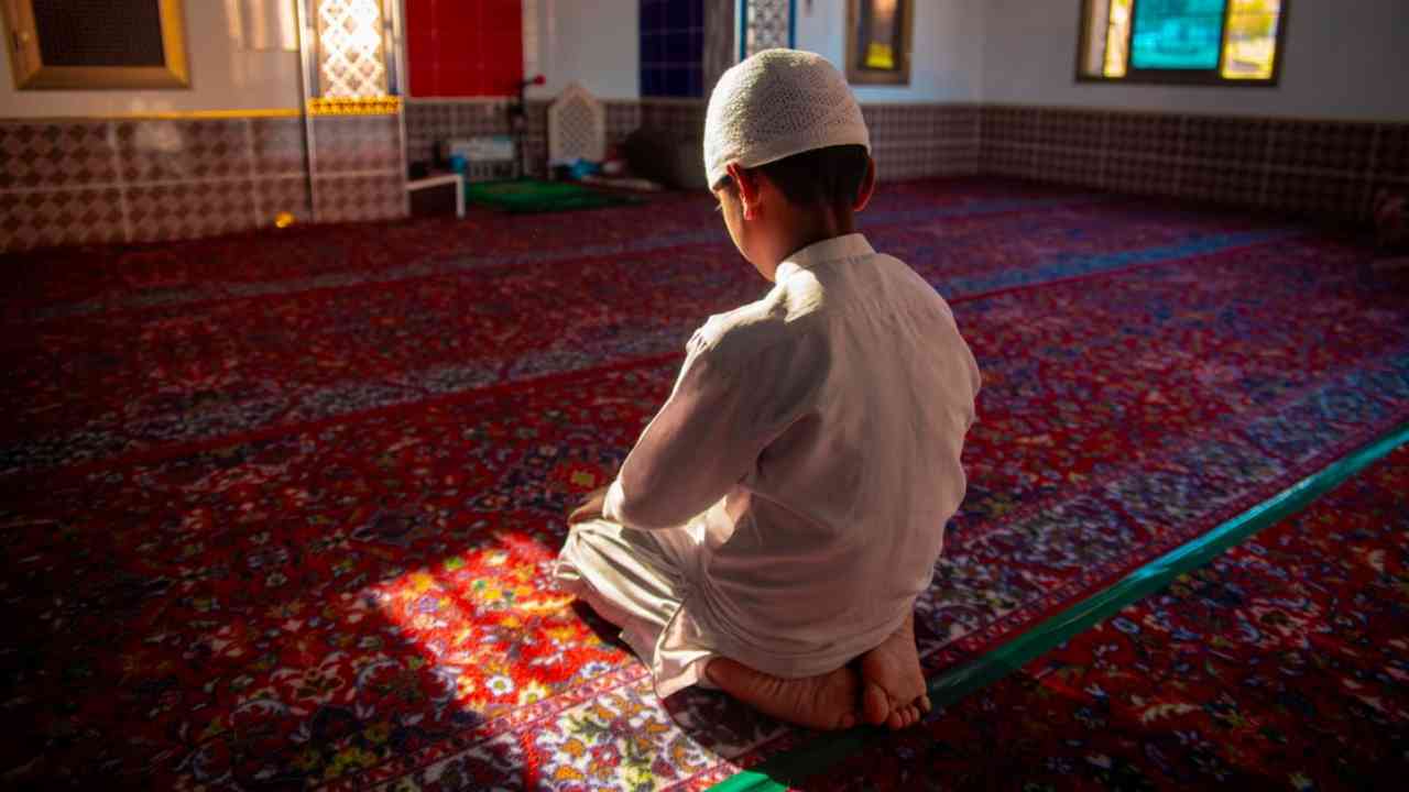 Mengajari Anak Sholat Tanpa Paksaan, Keteladanan, Doa, dan Cinta