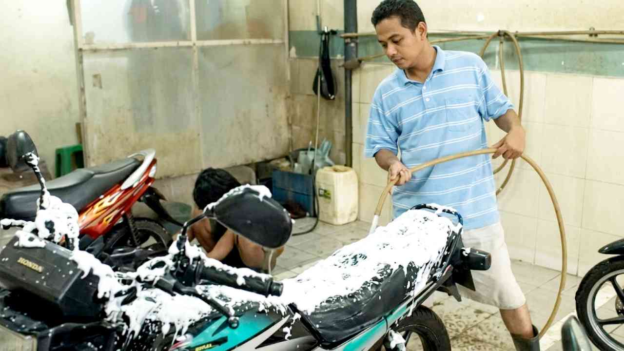 BOSAN JADI PEGAWAI: Memulai dengan Bisnis Cucian Motor