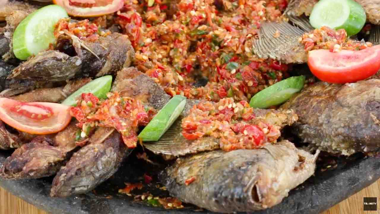 Ikan Goreng Sambel Seruit, Racikan Cabai, Terasi, dan Kuah Pindang yang Hangat