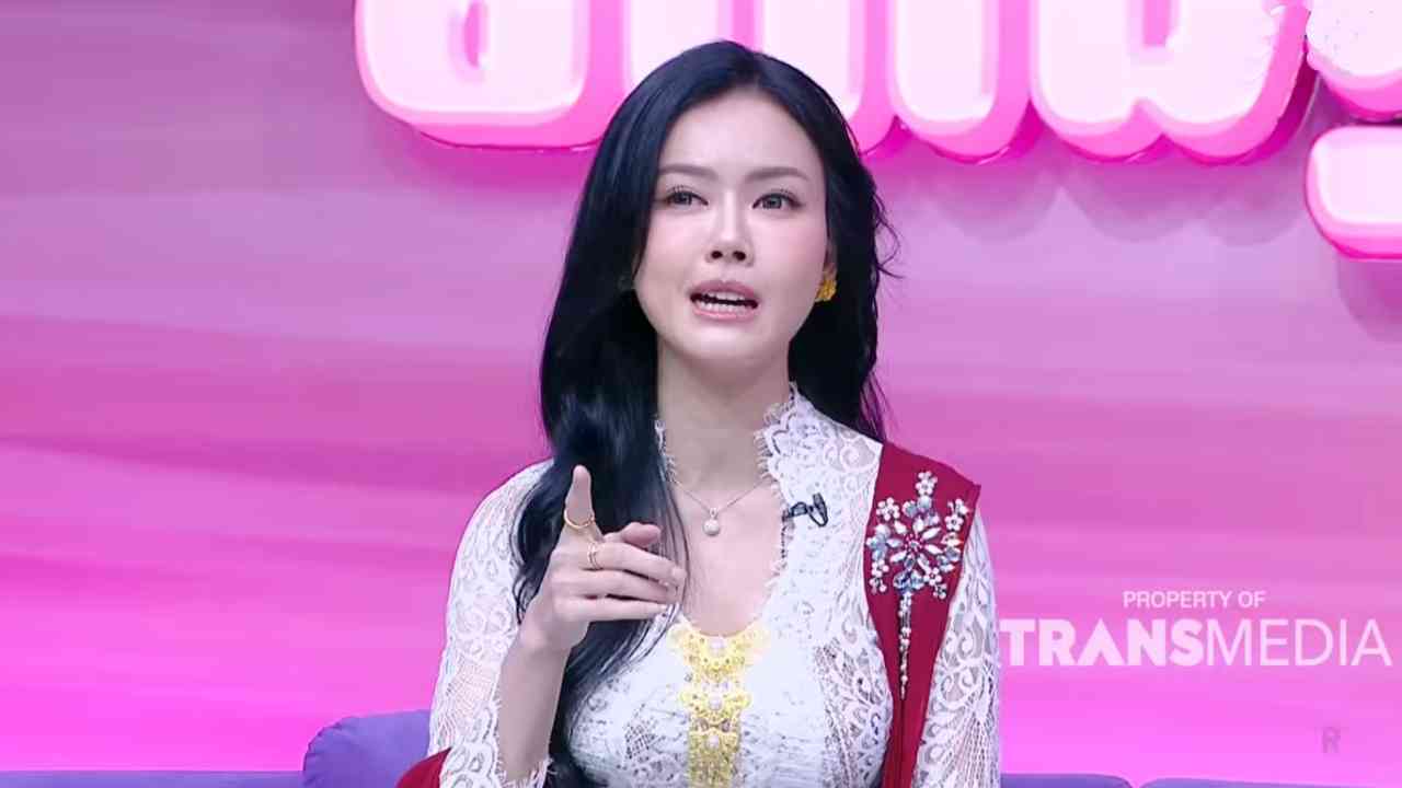 Tampil Menawan Nita Gunawan Tegaskan Fleksibilitas Mengenakan Kebaya