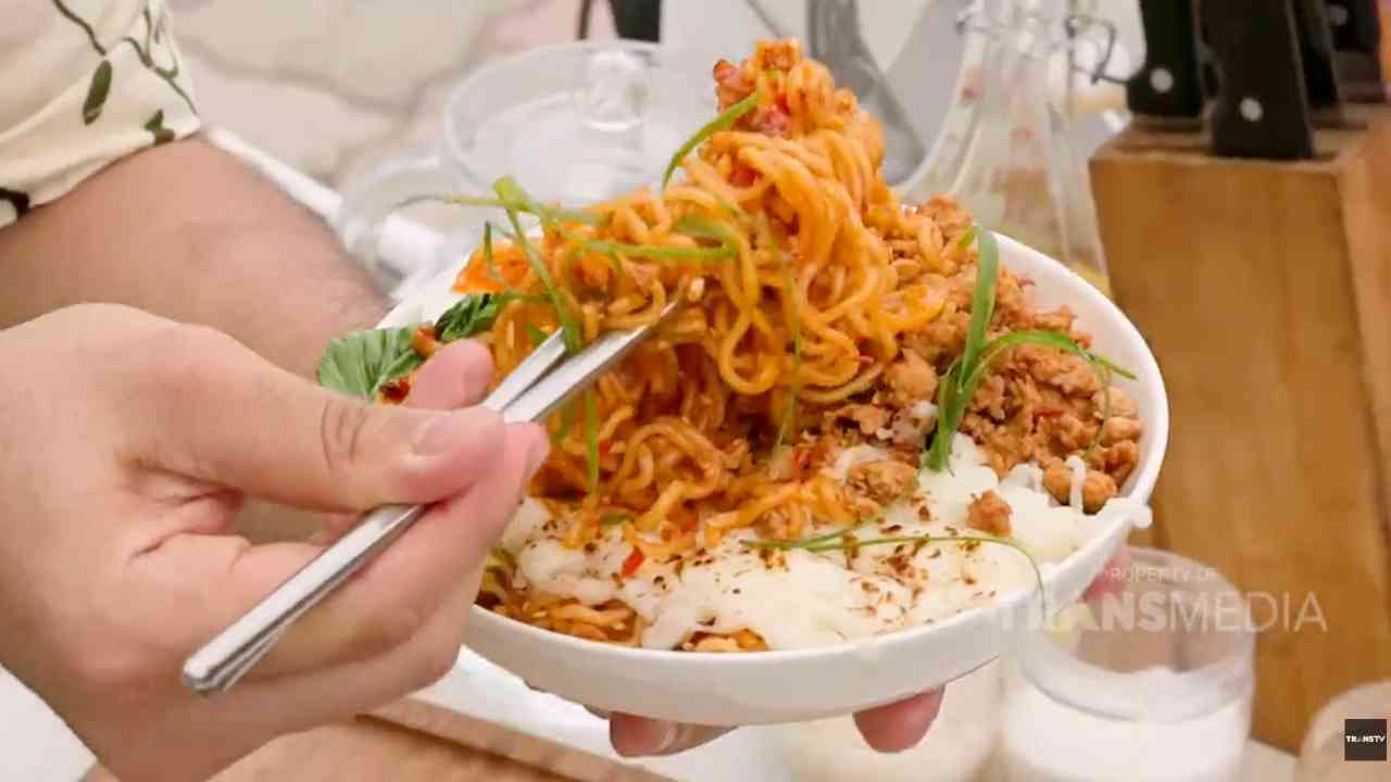 Ramen Merah Kering Pedas Nampol dengan Sentuhan Mozzarella