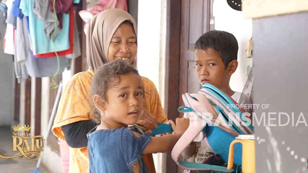 Jadi Tulang Punggung Keluarga, Ibu Sulastri Punya Dua Pekerjaan