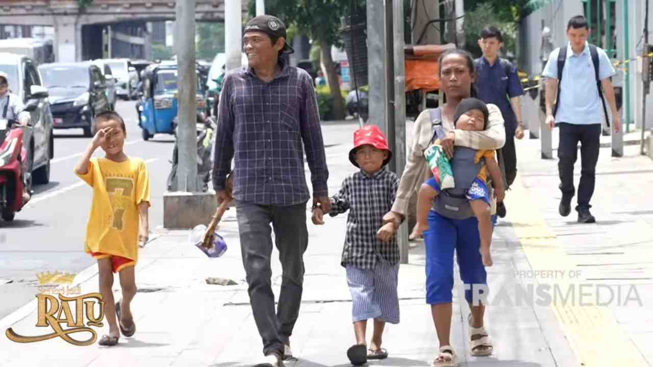 Ibu Putri Berjuang Mengamen Bersama Suami dan Anak-anaknya