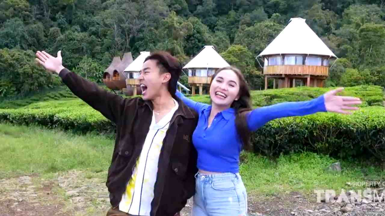 Asyiknya Staycation Dikelilingi Kebun Teh Luas dan Bukit Hijau