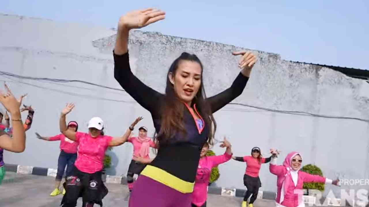 Totalitas Liza Natalia yang Hidup Menikmati Olahraga Zumba