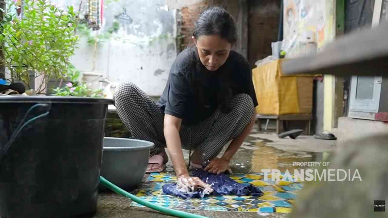 Dari Upah Cuci Gosok, Ibu Reza Menghidupi Keluarganya