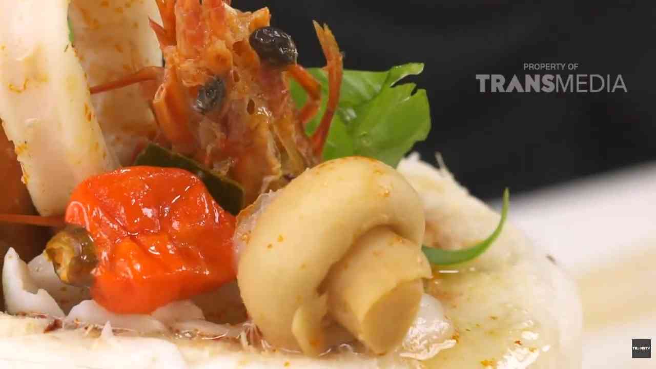 SEMUA BISA MASAK: Tom Yum Goong, Kelezatan Sup Thailand Dalam Batok Kelapa