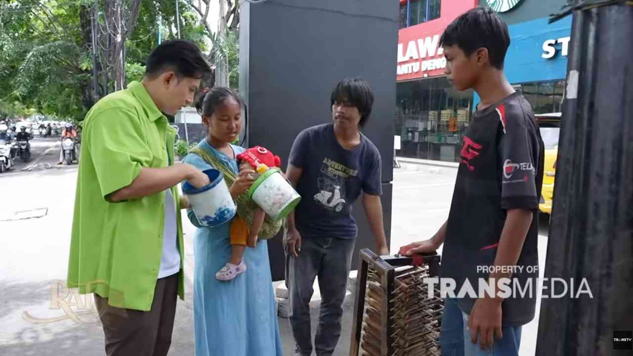 Perjuangan Ibu Dwi, Pengamen Angklung yang Terhimpit Persoalan Ekonomi