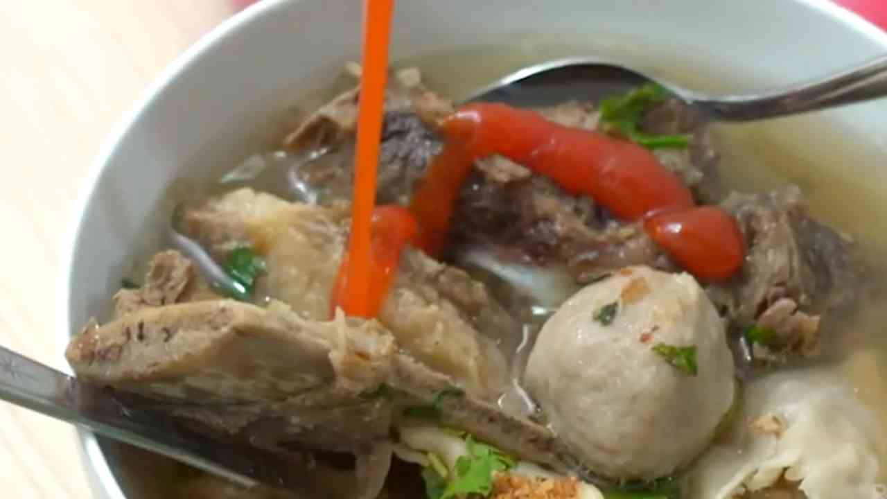 Kelezatan Bakso Malang dengan Kuah Kaldu Tulang Sapi dan Iga Jumbo