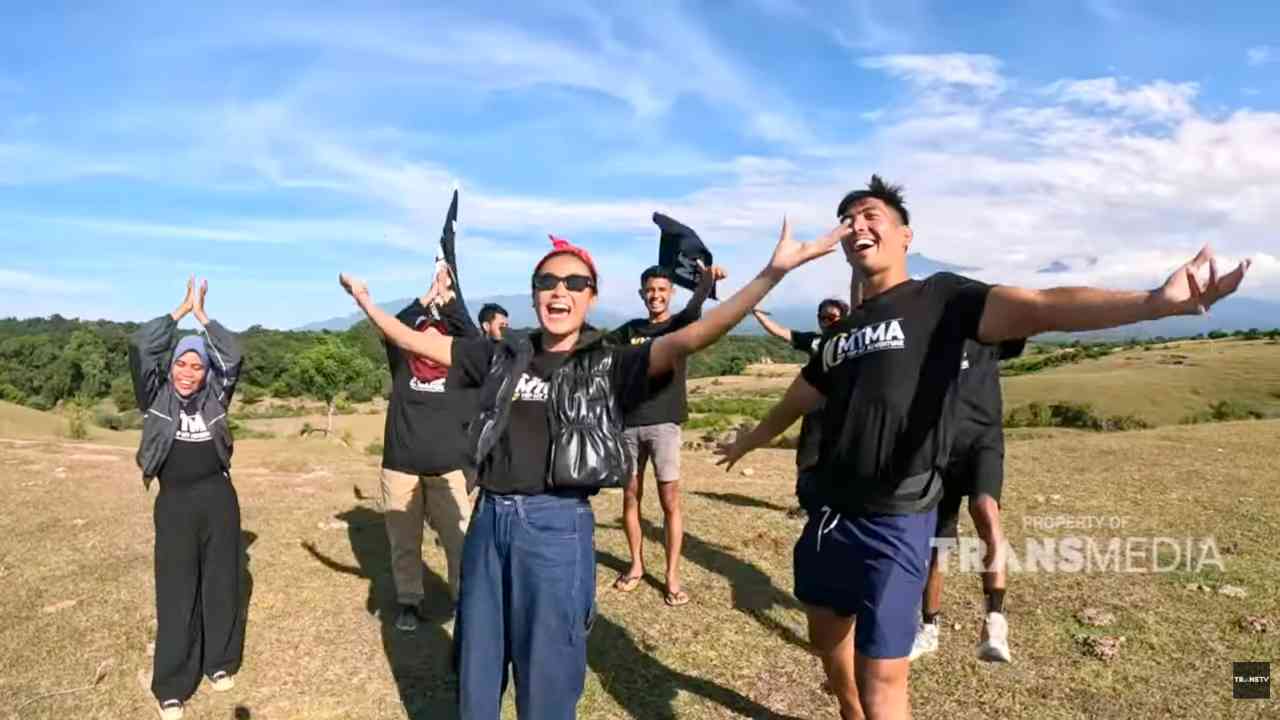 Pesona Magis Bukit Loloan Lombok Utara Berlatar Gunung Rinjani