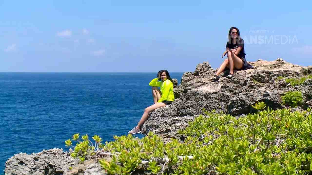 Pantai Weekuri, Wisata Sumba dengan Laguna Toska dan Tebing Karst