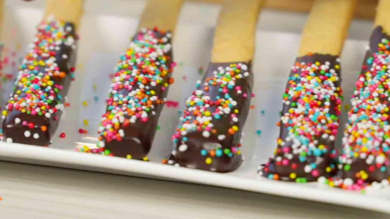 Camilan Stick Cokela dengan Coating Cokelat Berkualitas