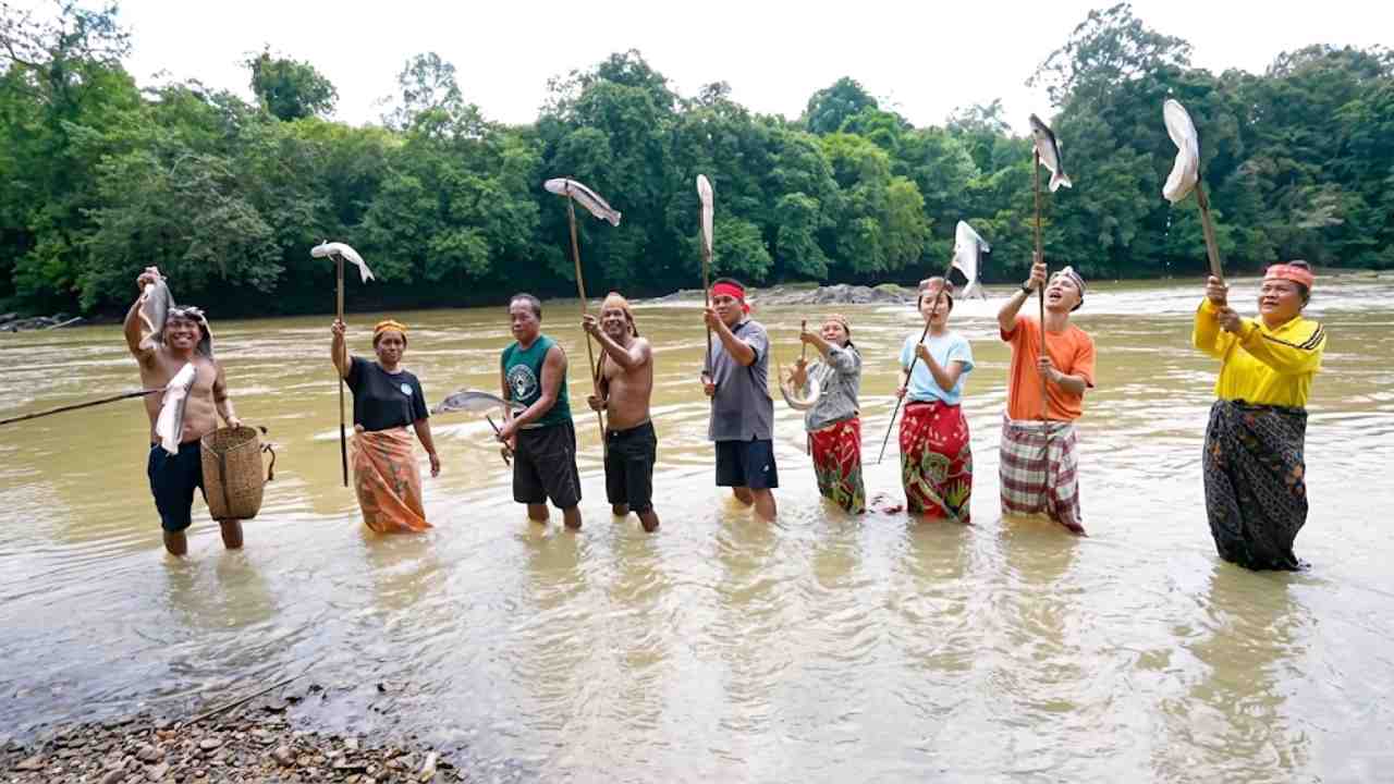 Tradisi Memanggil Hujan Suku Dayak, Ketika Sungai Menjadi Altar Doa