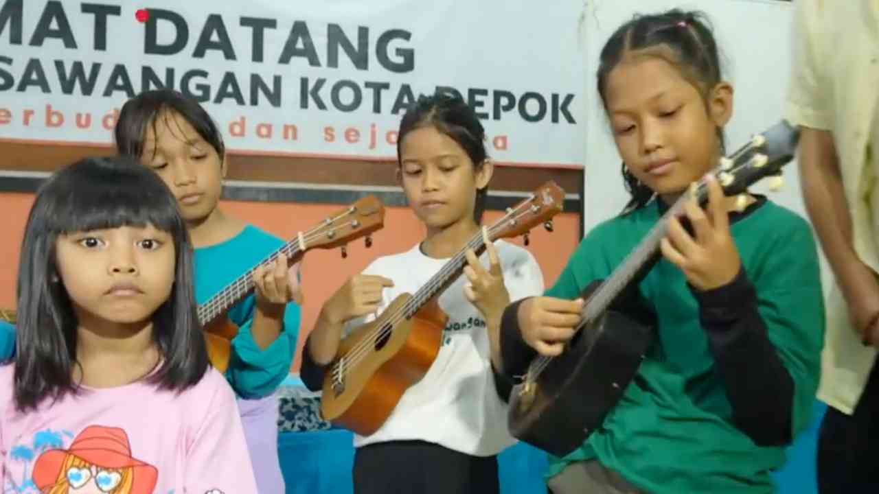 Asyiknya Melatih Ketrampilan Bermain Alat Musik Ukulele