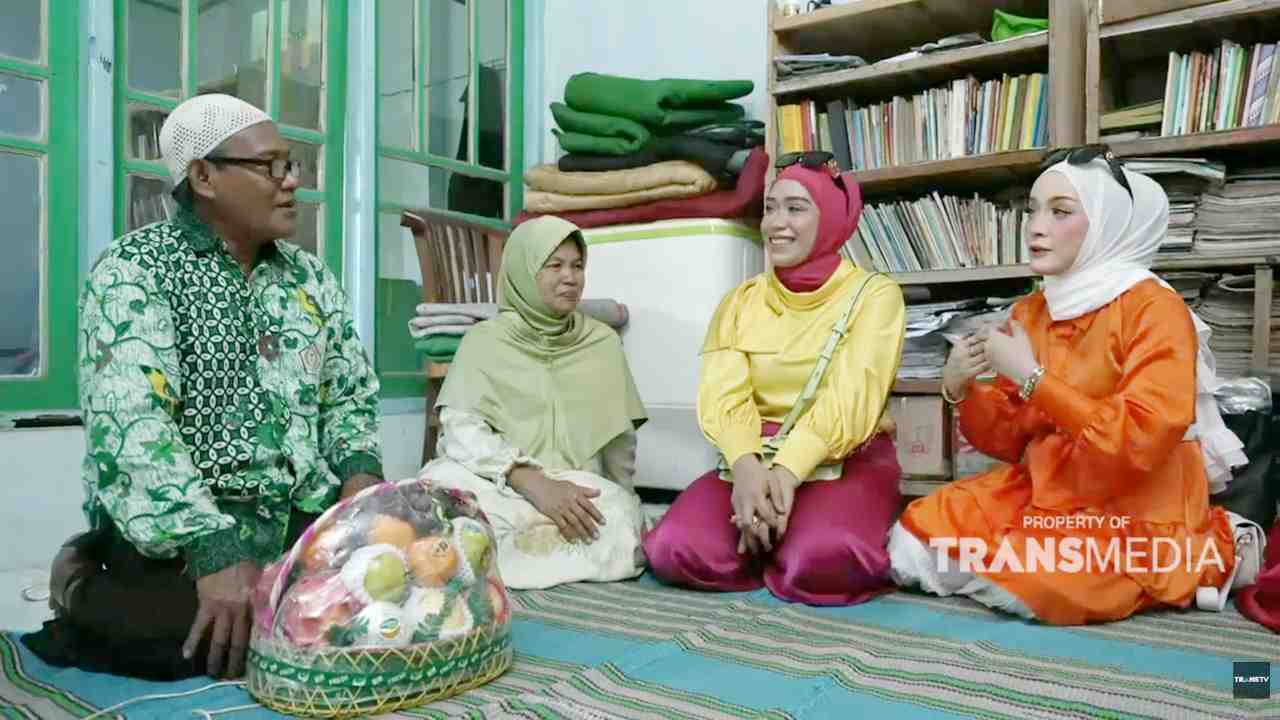 Bunda Hanim Memberi Hadiah untuk Orang yang Berjasa dalam Hidupnya