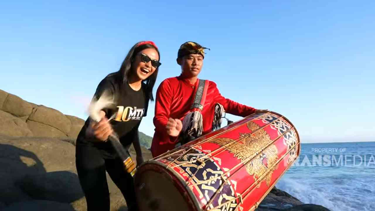 Pantai Tomang Omang yang Tenang dan Penuh Pesona Alam