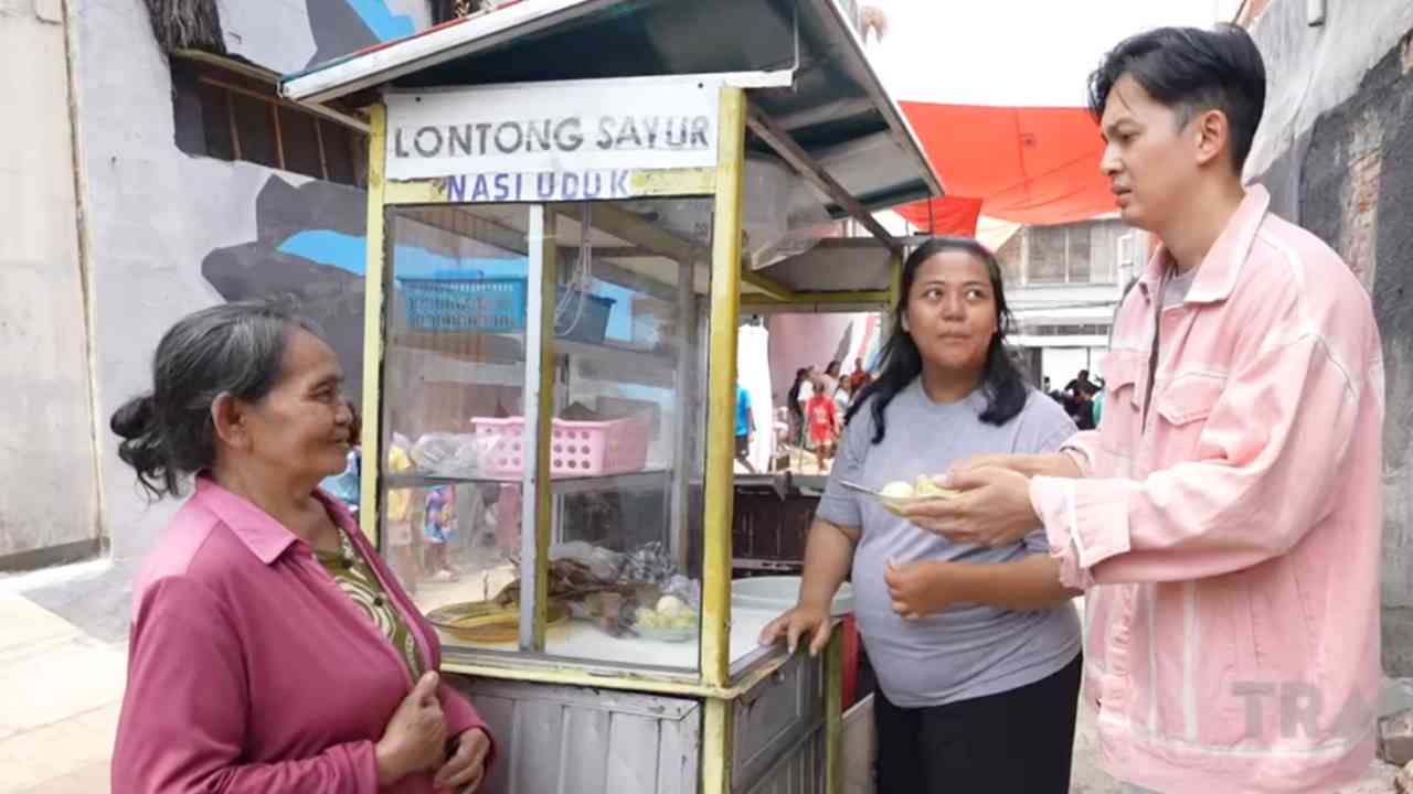 Ibu Ade Jualan Lontong Sayur demi Sesuap Nasi Anaknya