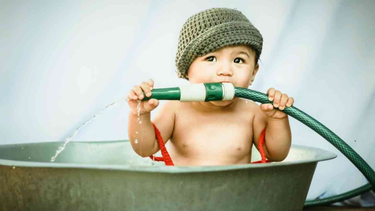 BUAH HATI: Bayi Mandi Air Dingin Menguatkan Imun, Mitos atau Fakta?