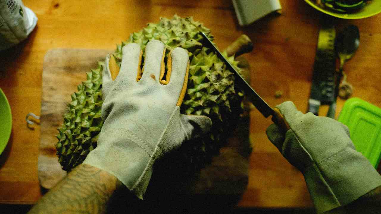 Bagaimana Cara Aman Makan Durian yang Benar?
