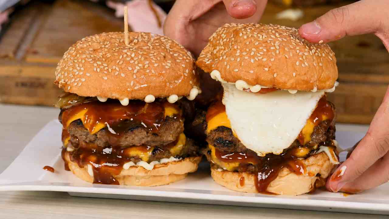 Homemade Beef Burger Enak, Daging Juicy, Saus Melimpah, Keju Meleleh