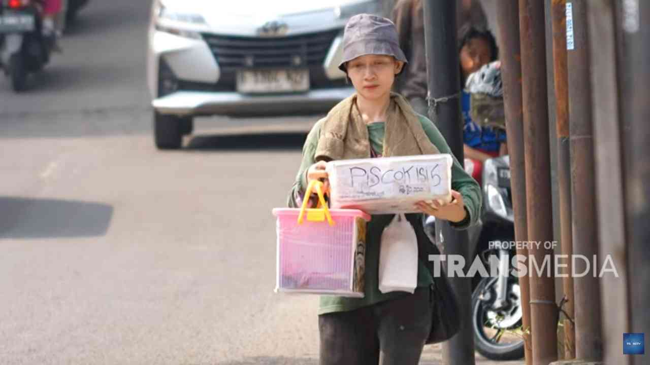 Mona Keliling Menjual Pisang Coklat untuk Bertahan Hidup di Gubuk