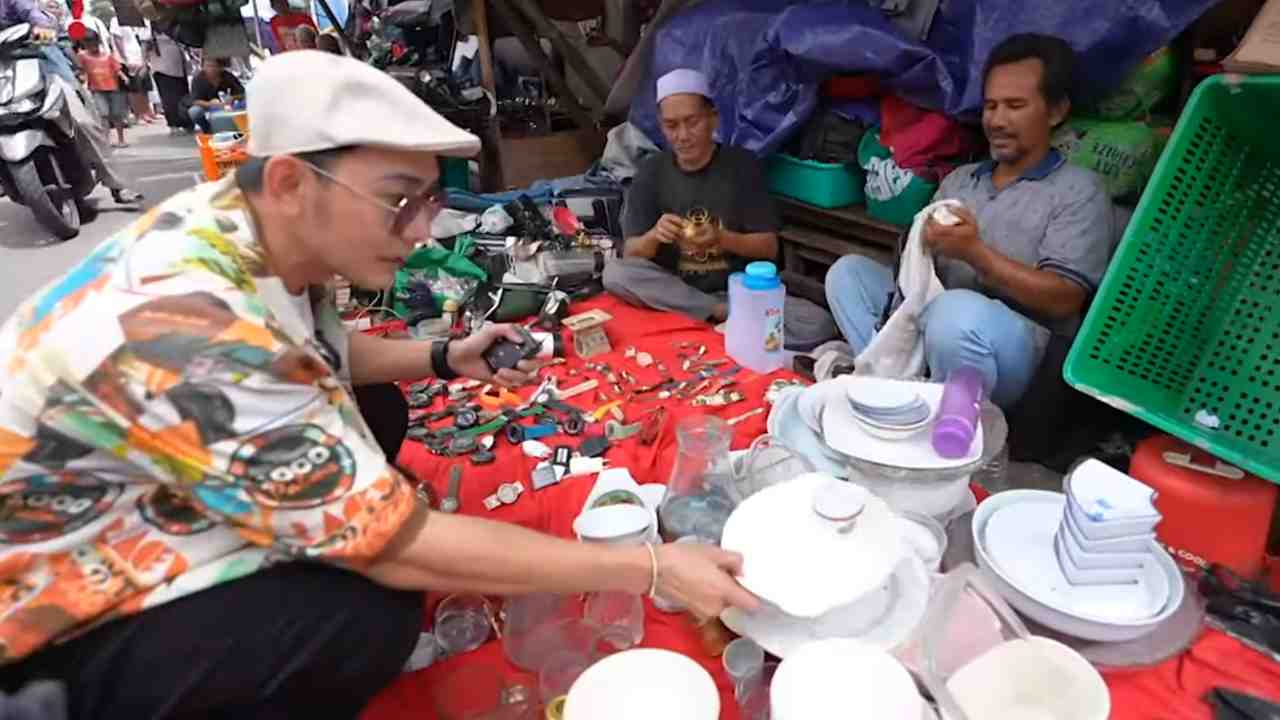 Pasar Loak Jembatan Item, Jatinegara, Surganya Barang Bekas