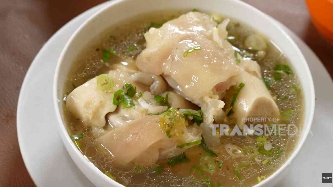 Hidangan Sop Dengkul Bambu Kuning Enggak Pernah Ngecewain