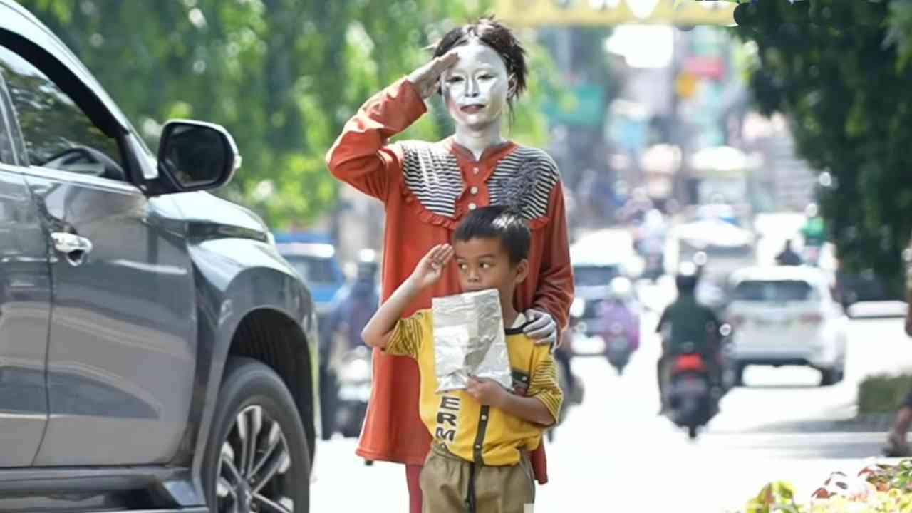Ita Rela Menjadi Manusia Silver untuk Menyambung Hidup