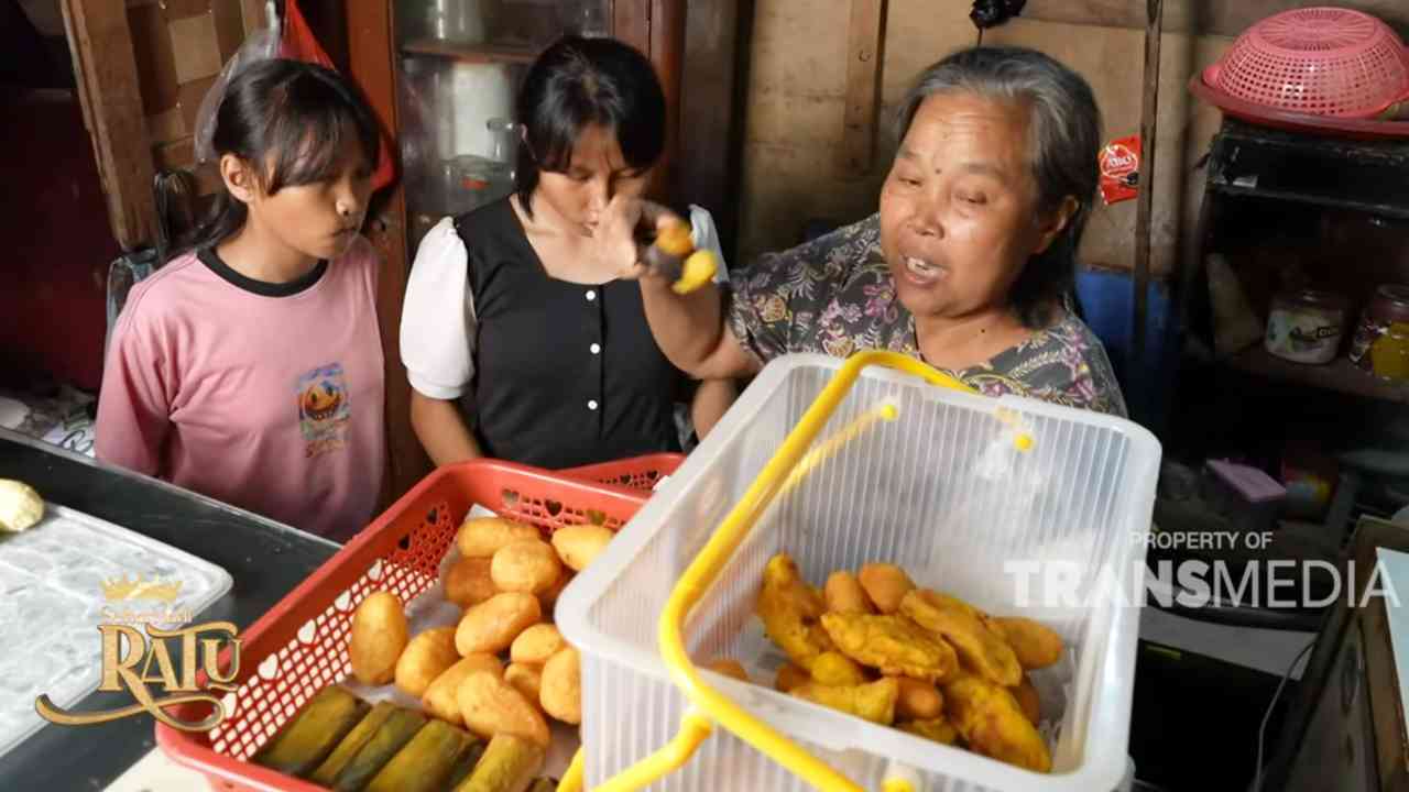 Ibu Sanah Penjual Gorengan yang Merawat Cucunya agar Berhasil