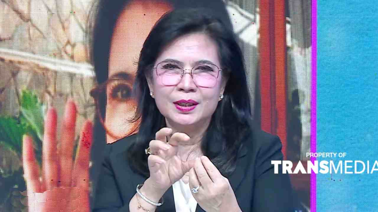 Rafika Duri Menyapa Penggemar dengan Live Karaoke di Media Sosial