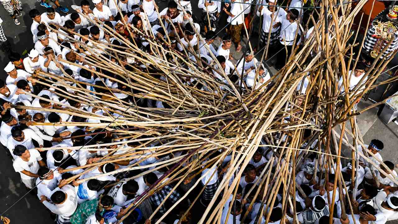 Tradisi Mekotek di Bali, Ritual Tolak Bala dan Simbol Gotong Royong