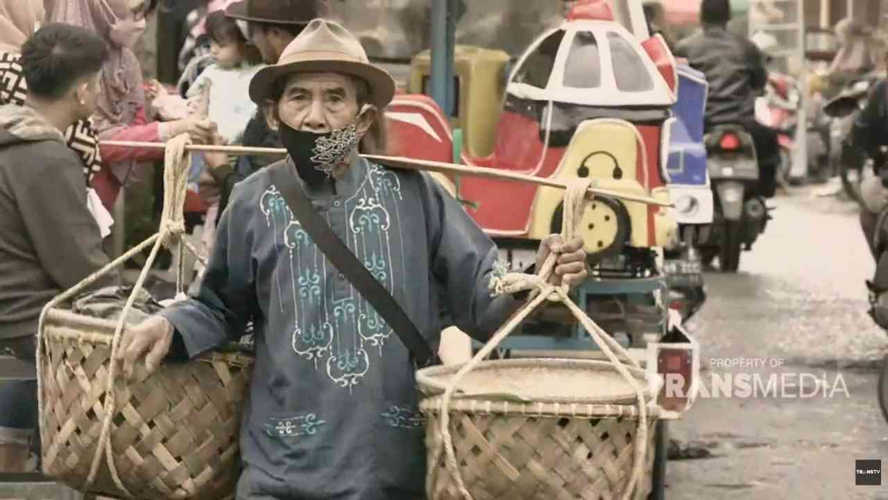 Kakek Penjual Peuyeum Berjuang Gigih Menghidupi Keluarga