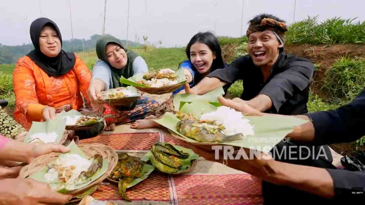 Kuliner Khas Sumedang, Nasi Liwet Batok Kelapa yang Pulen dan Gurih