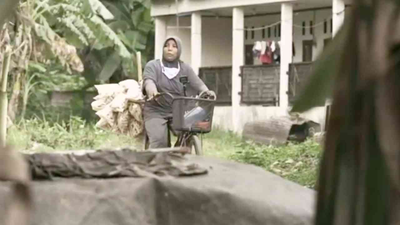 Tangguhnya Ibu Penjual Kerupuk yang Membesarkan 4 Anak Sendiri