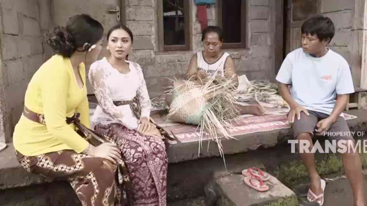 Bersama Gek Cantik Berbagi dengan Masyarakat Sekitar