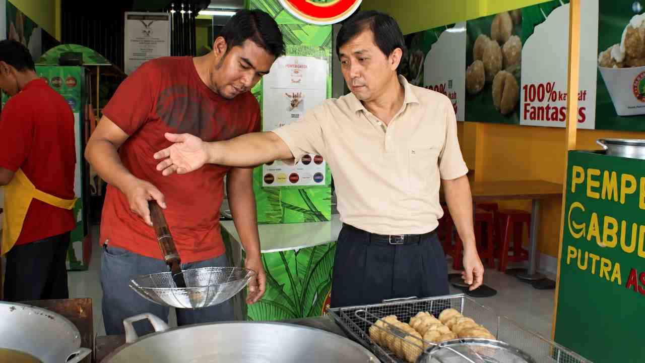 BOSAN JADI PEGAWAI: Menjajakan Pisang Goreng dari Rasa Ingin Tahu