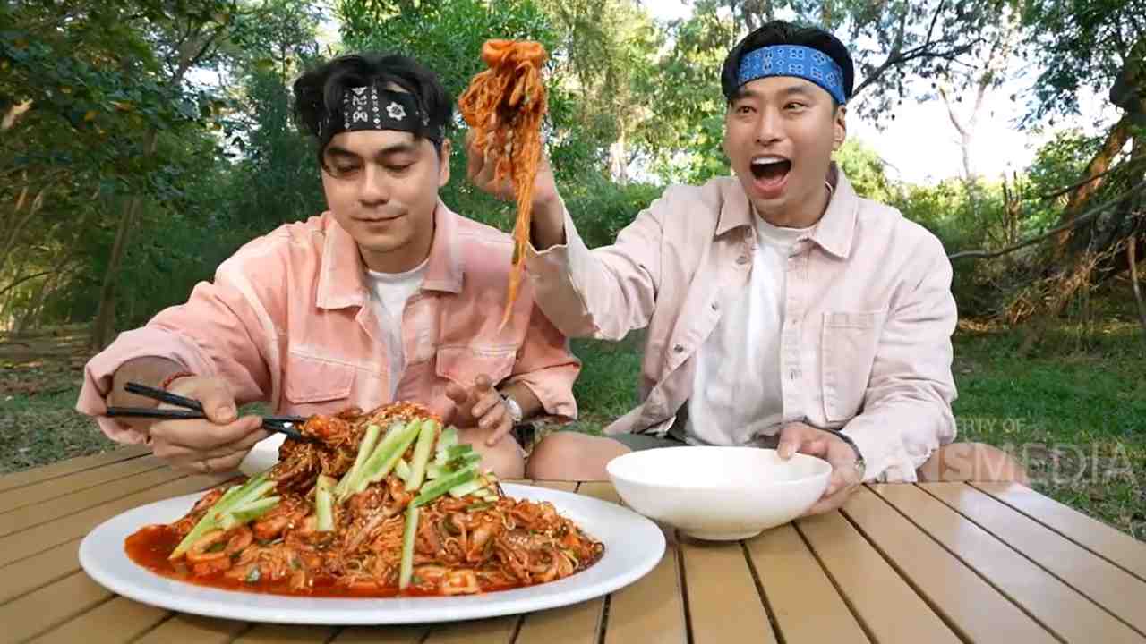 Menikmati Masakan Korea Bibim Guksu, Harmoni Pedas Manis dalam Satu Mangkuk