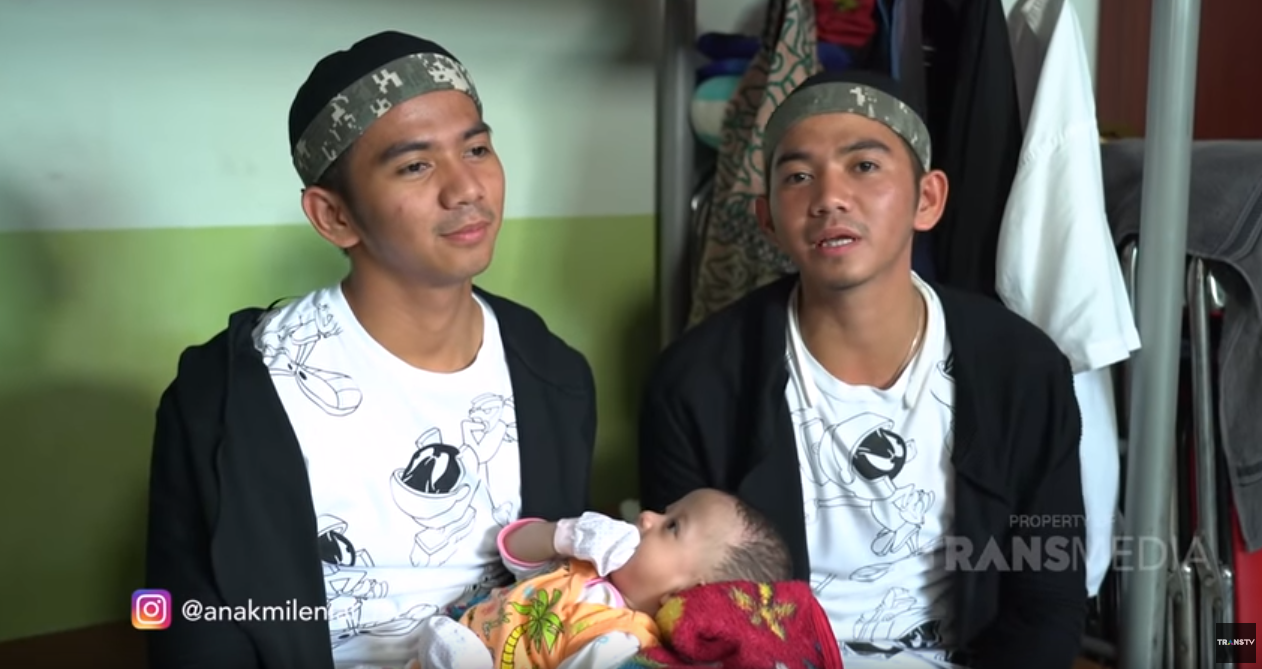 Kocak! Ridho Dan Rizky Gantiin Popok Bayi