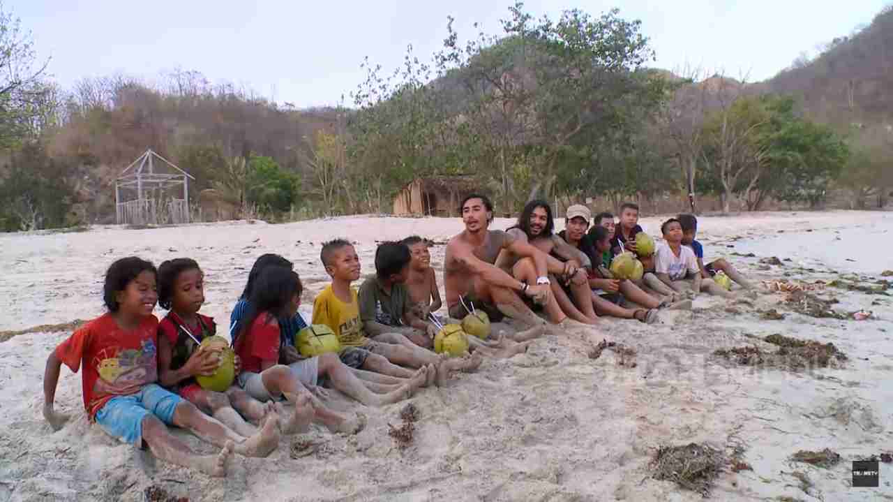 Bermain Dengan Anak  Anak  Di  Pantai  Koka Trans TV