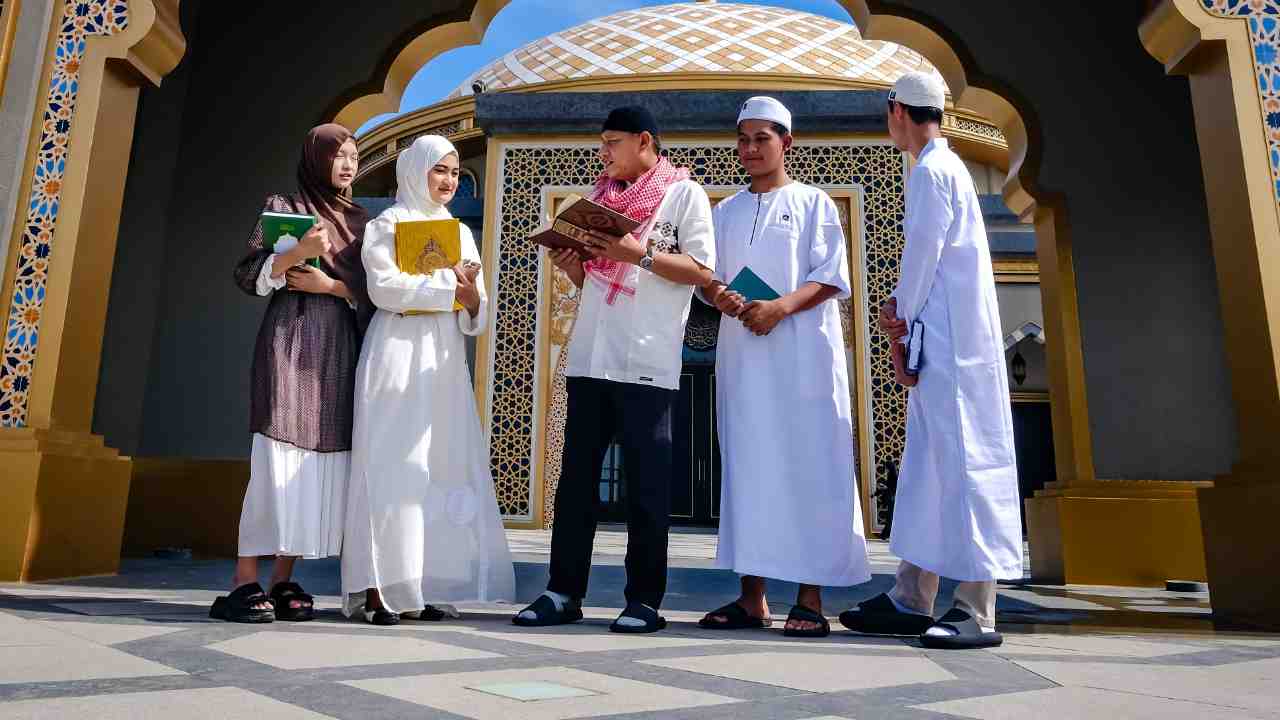 Ciri-ciri Orang Berakhlak Mulia, Kehadirannya Jadi Peneduh, Tutur Jadi Obat