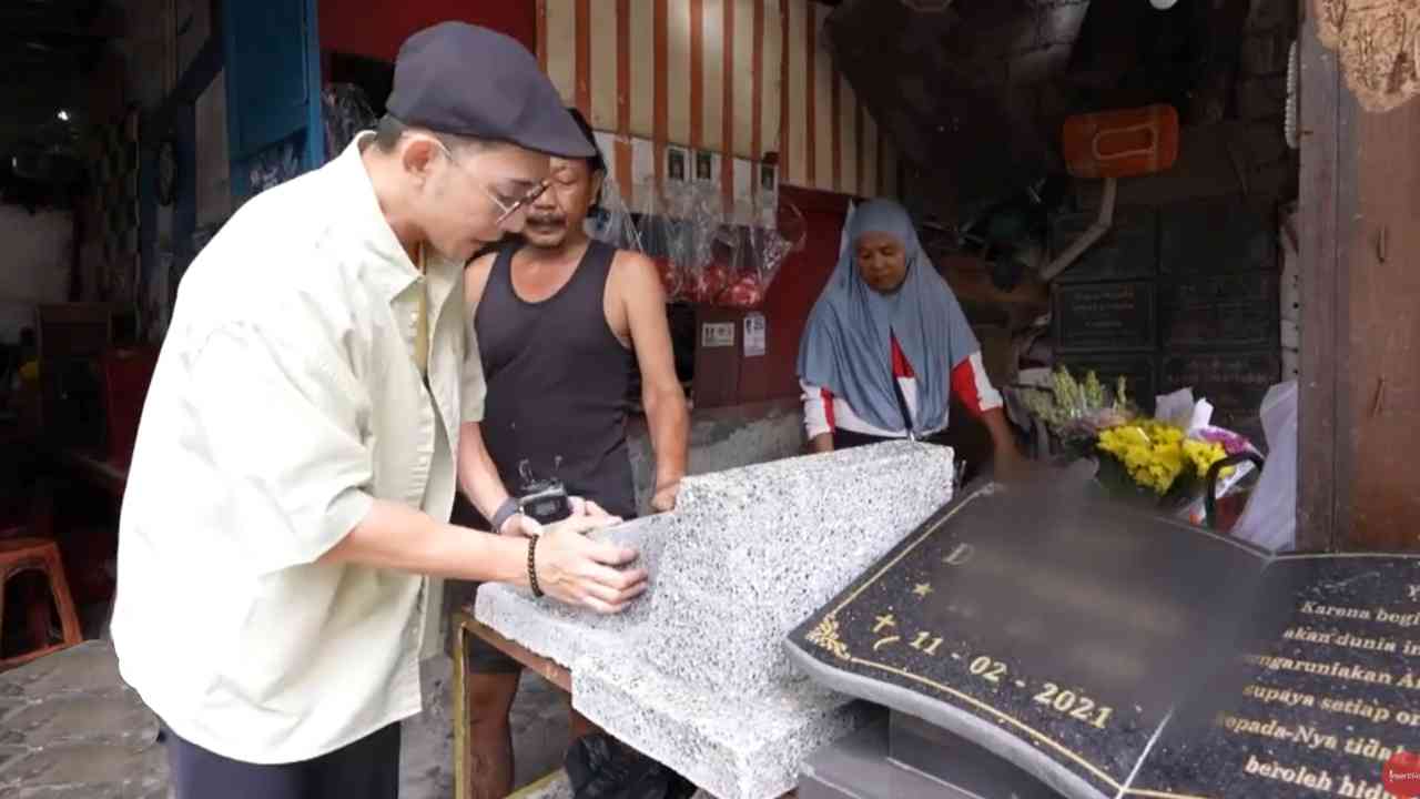 Penjual Batu Nisan Mengukir Simbol Abadi untuk Orang-orang Terkasih