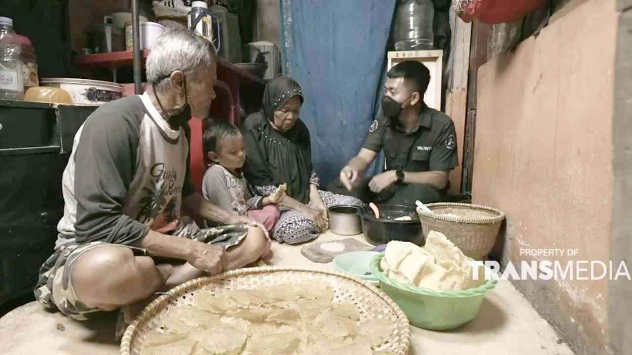 Walau Tua Renta, Ibu-Bapak ini Tetap Bekerja untuk Menyambung Hidup