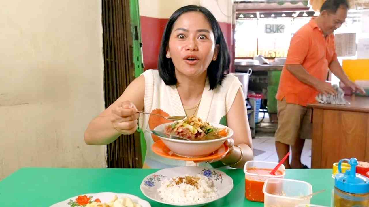 Sop Buntut dengan Daging Merah Muda Empuk yang Bikin Ketagihan