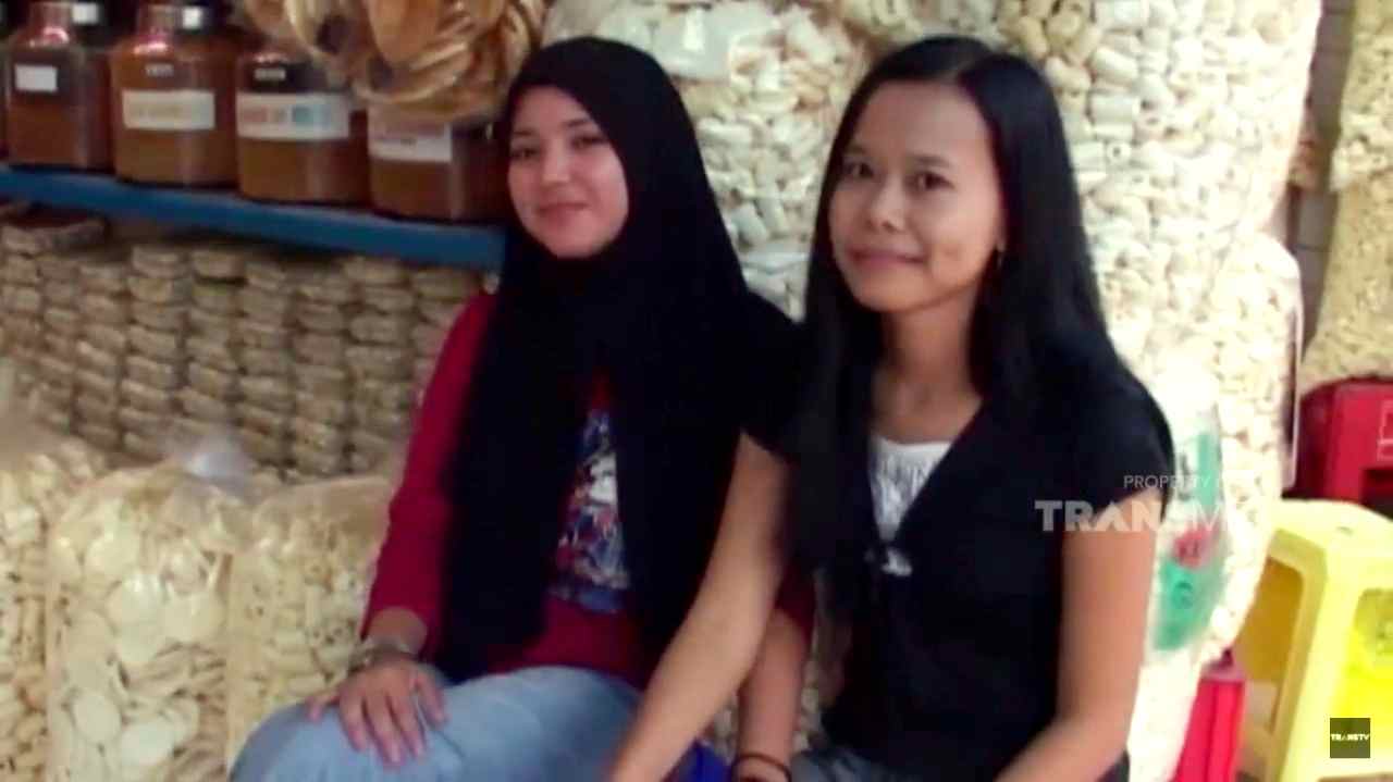 JELANG SIANG: Kemplang, Manis Gurih Kerupuk Palembang