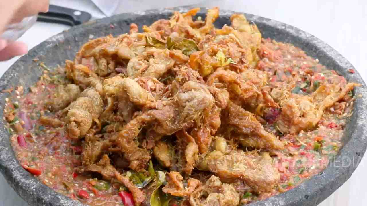 Kulit Ayam Crispy Serundeng Ketemu Sambal Terasi, Cocok Pakai Banget!
