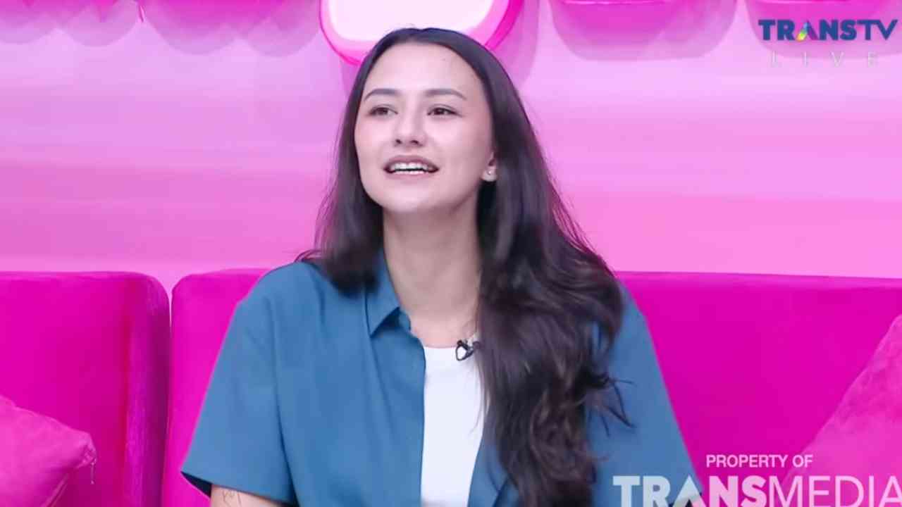 Langkah Berani Dahlia Poland Menikah Muda di Saat Karir Menanjak