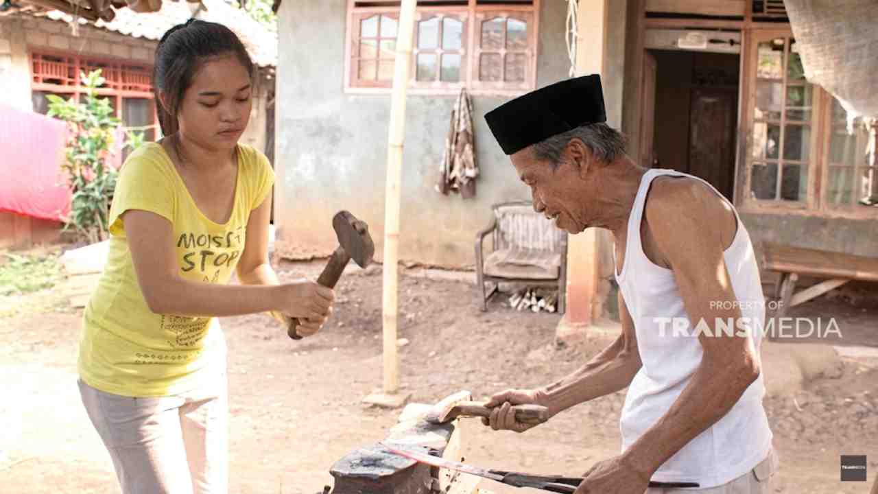 JIKA AKU MENJADI: Tangguhnya Hidup Pandai Besi
